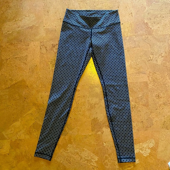 Lululemon Wunder Under Pant *Full-On Luon
Tri Geo Silver Spoon Black - size 6 - Picture 1 of 7